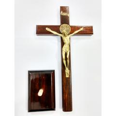 676 - Crucifixo Madeira para Mesa ou Parede 23 cm com Medalha São Bento