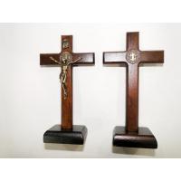 931 - Cruz da Libertação em Madeira para Mesa 12 cm com Cristo e Medalha de São Bento